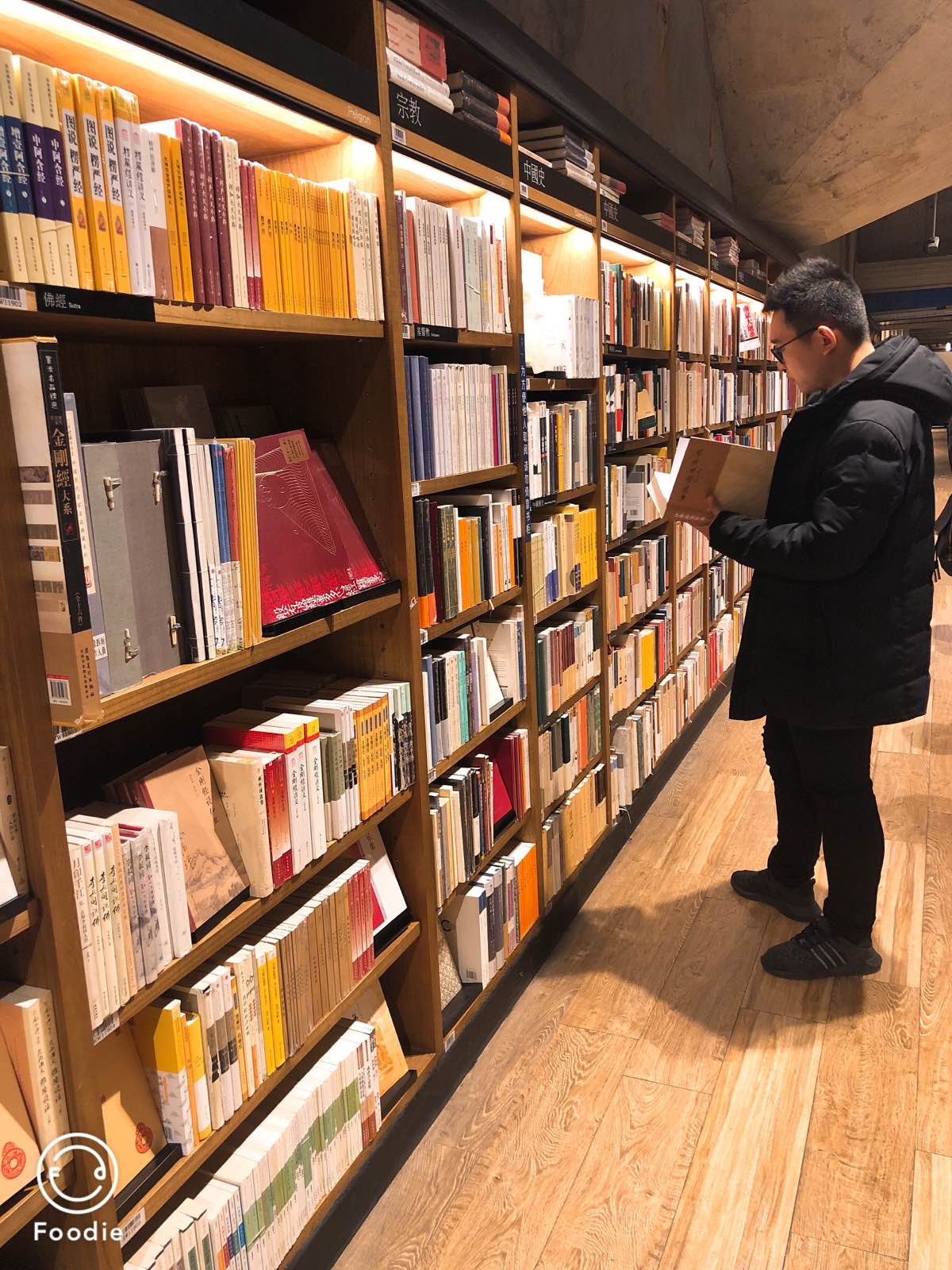 方所书店，在太古里的负一层，兜兜转转，要找到它可真不容易，本以为书店应