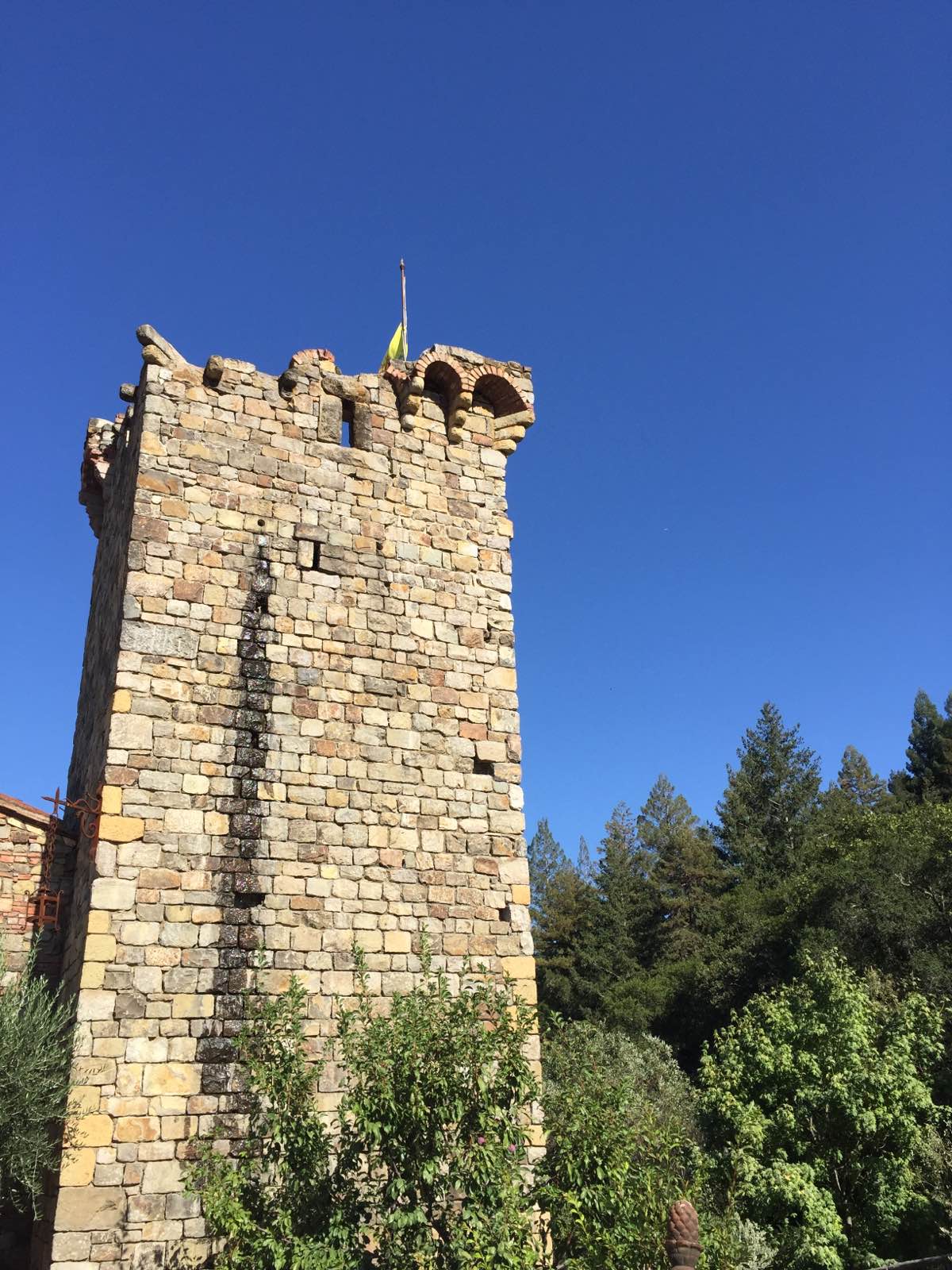 位於纳帕谷Calistoga市南端的丘陵之上有一座城堡“Castell