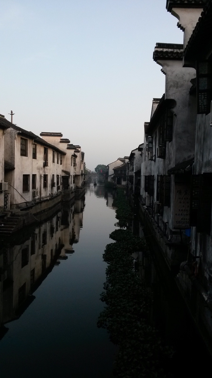 繁华的上海边上，有这样一个安静的呼吸着的小镇，忽然与她相遇，却熟悉得仿