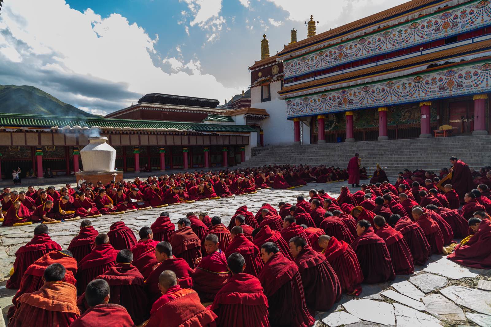 甘南可以玩的地方真不少，拉卜楞寺号称世界藏佛学院，蓝天白云映衬着红墙黄