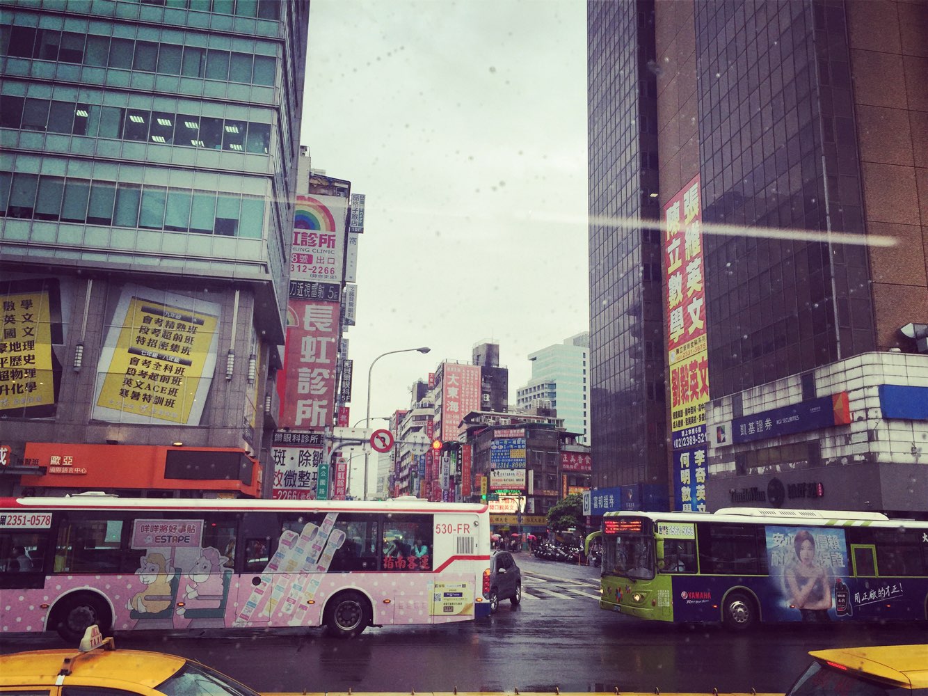 台北这个城市有非常有岁月感。一直有雨...
