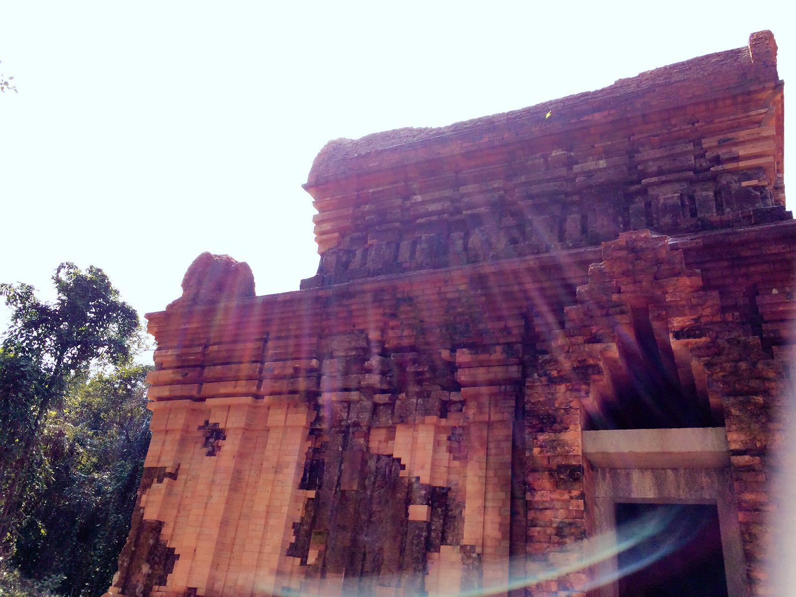 占婆美山遗址，是印度教神庙遗址，距今一千多年历史。隐藏在距离会安古城4