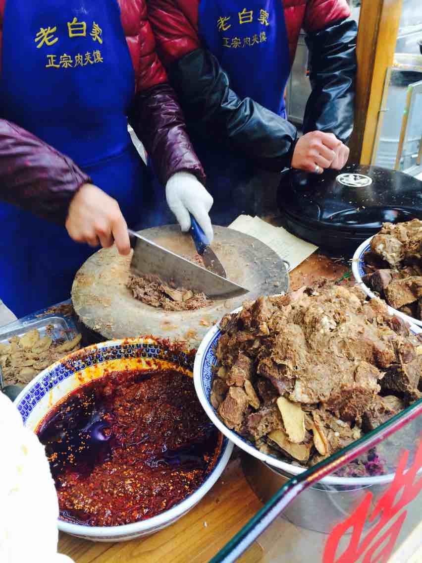 锦里，被誉为“西蜀第一街”，商业化比较严重，整条街都是传统小吃和工艺品