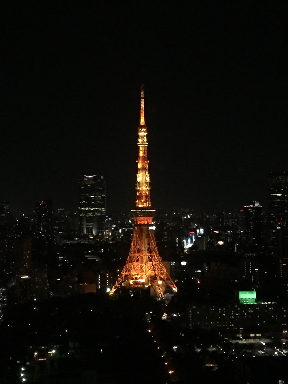 东京塔晚上挺漂亮的 东京标志之一