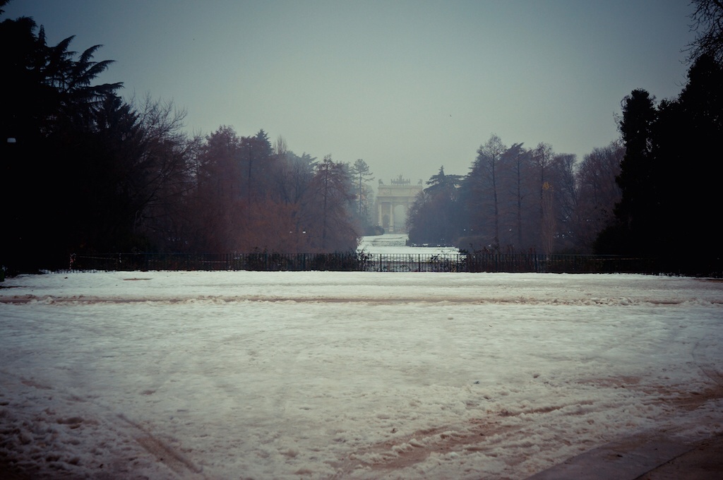 就在古堡后面。遇上大雪，公园一片白茫茫，与之前在攻略中看到的那个绿草茵