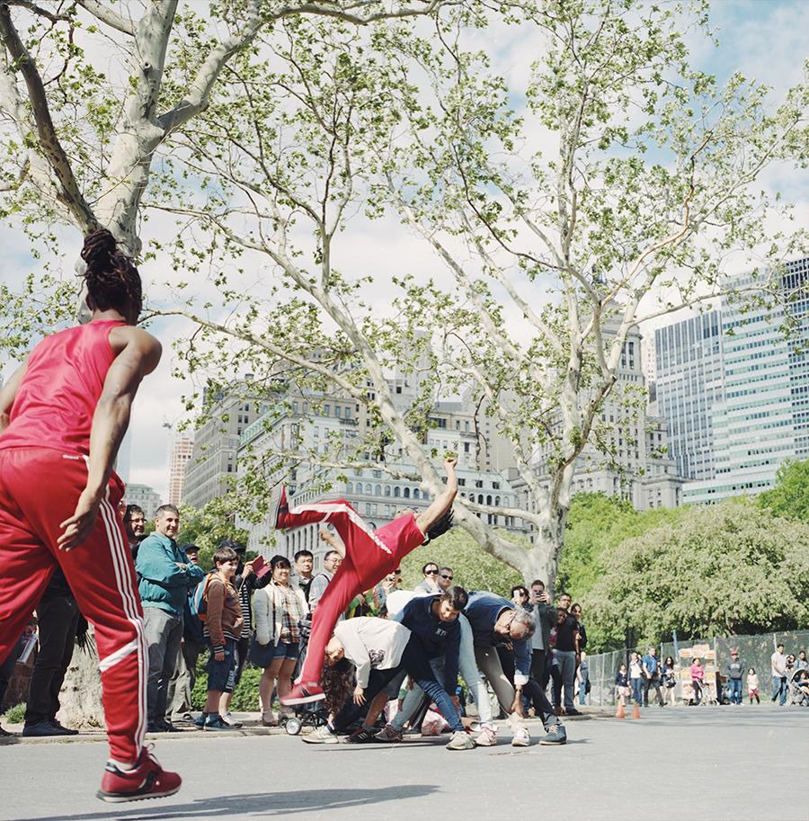 游完自由女神像从渡轮下来，看了一场精彩的街头表演。类似的表演在纽约十分