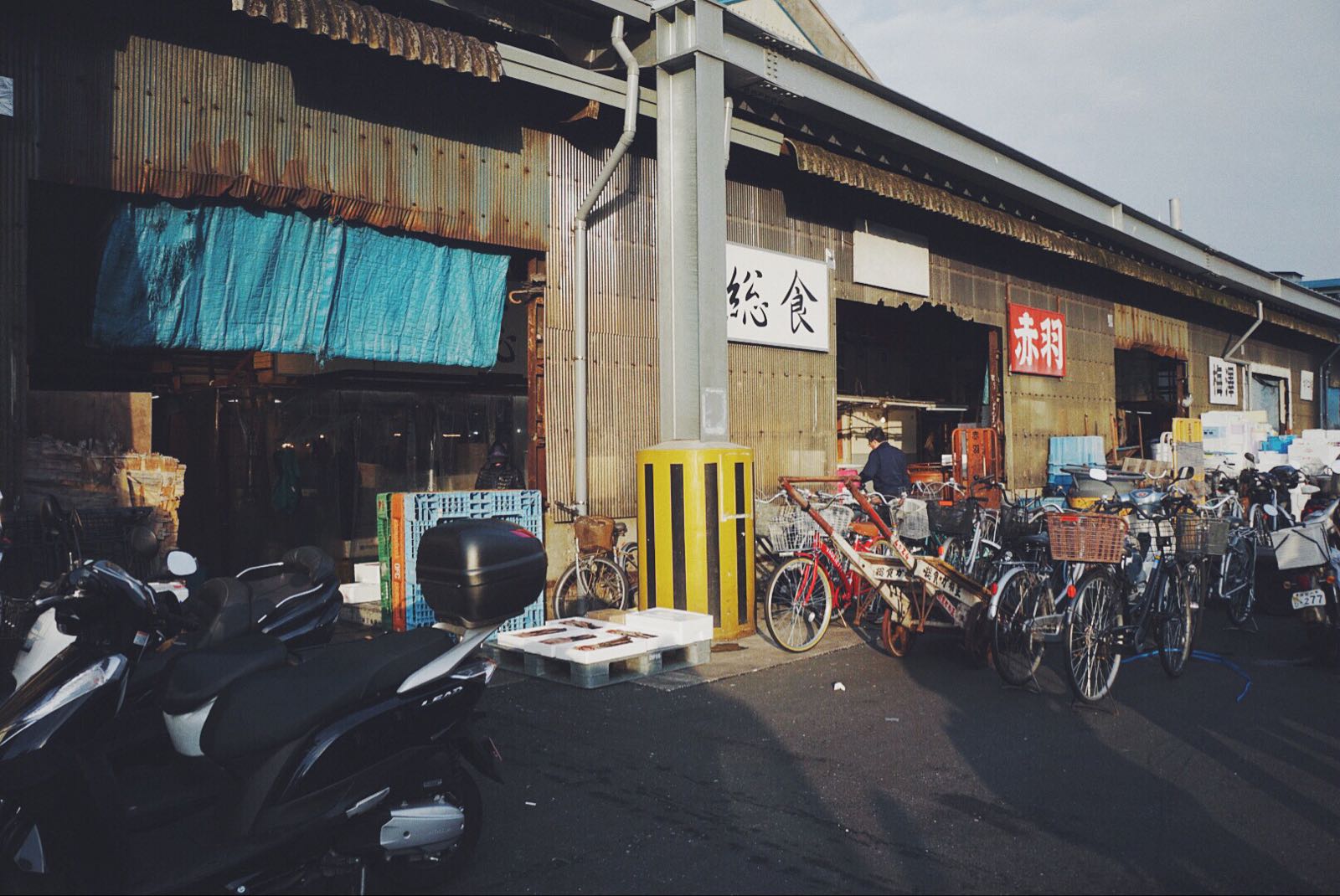 筑地市场是东京鱼类批发市场，筑地市场站A1A2出口向着右手边走，走到路