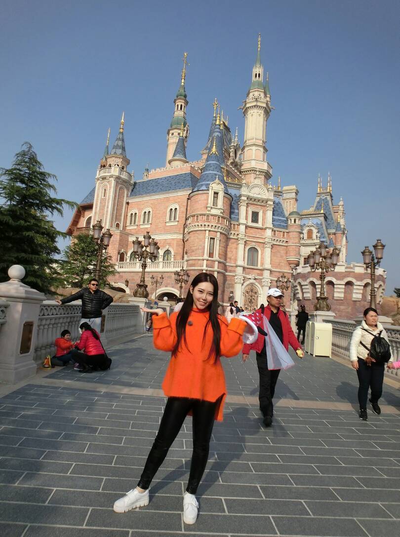 迪士尼还是蛮好玩的。上海其实玩的地方挺少的，可以来这里购物。迪士尼值得