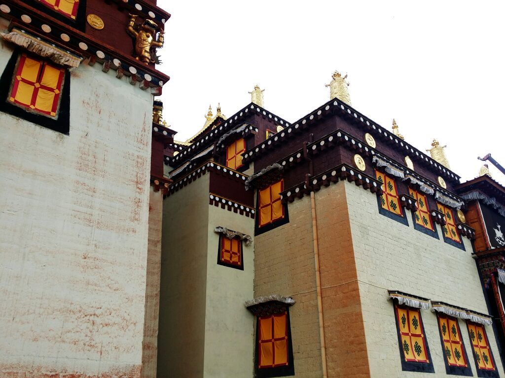 在松赞林寺，有免费的导游给介绍藏传佛教，真的是受益匪浅，增长不少知识。