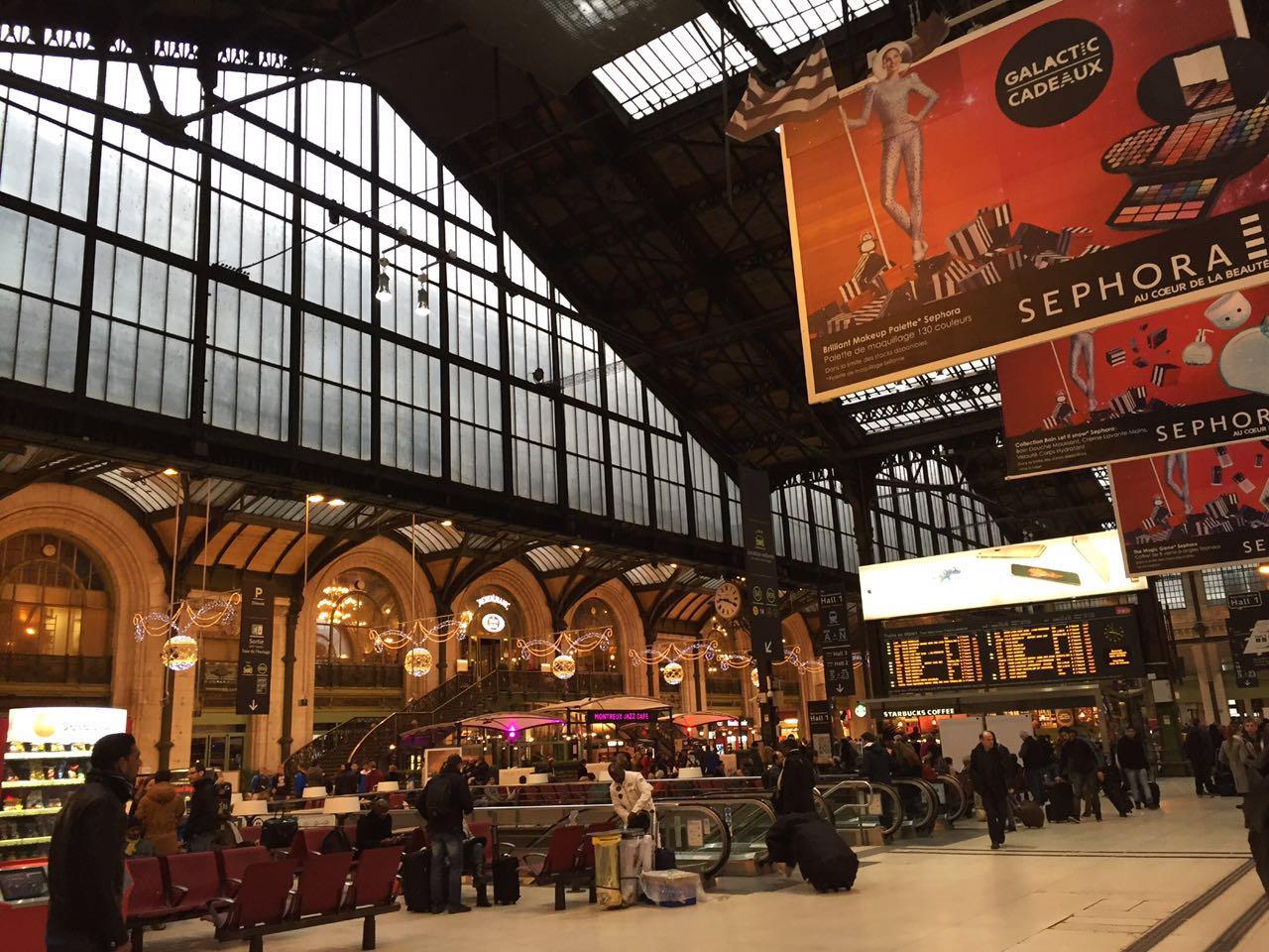 火车9点半准时停靠在巴黎里昂火车站。里昂火车站是巴黎最重要的火车站之一