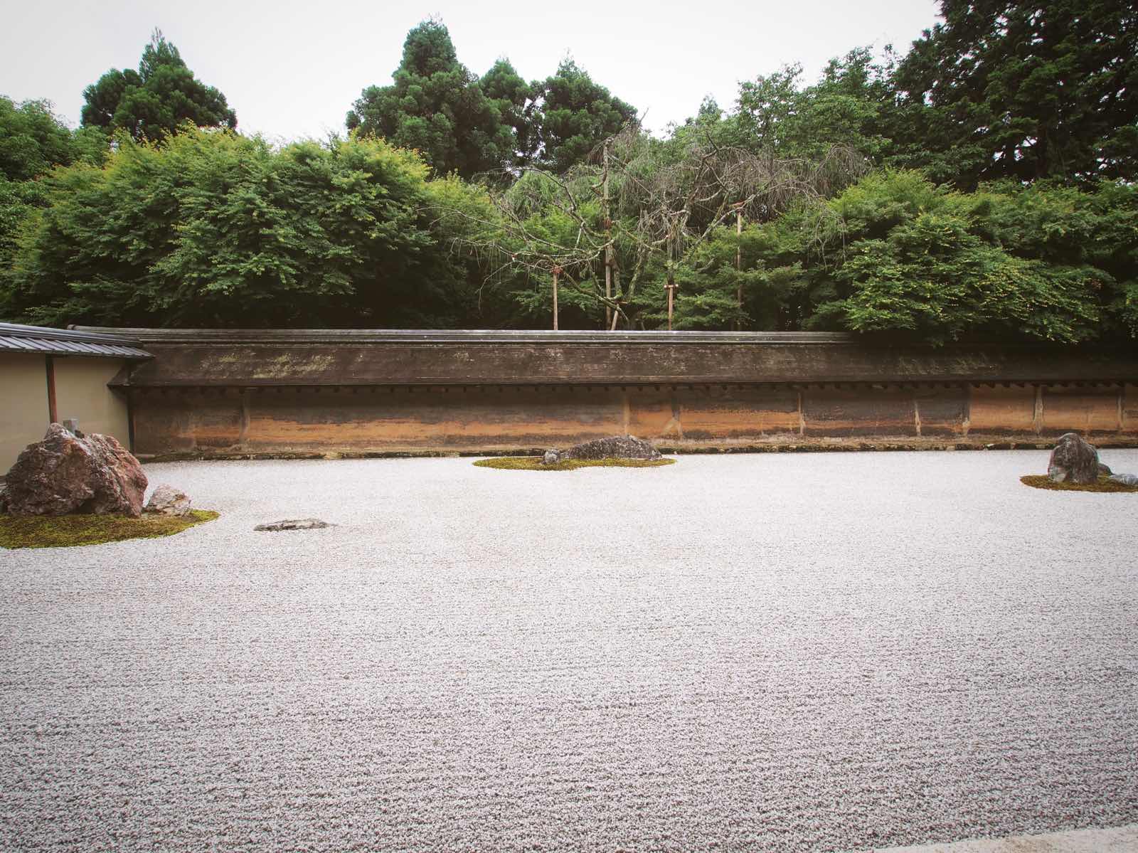 来这里认识了日本的枯木山水园林。小庭院里一共15颗石头，还有一些精心布