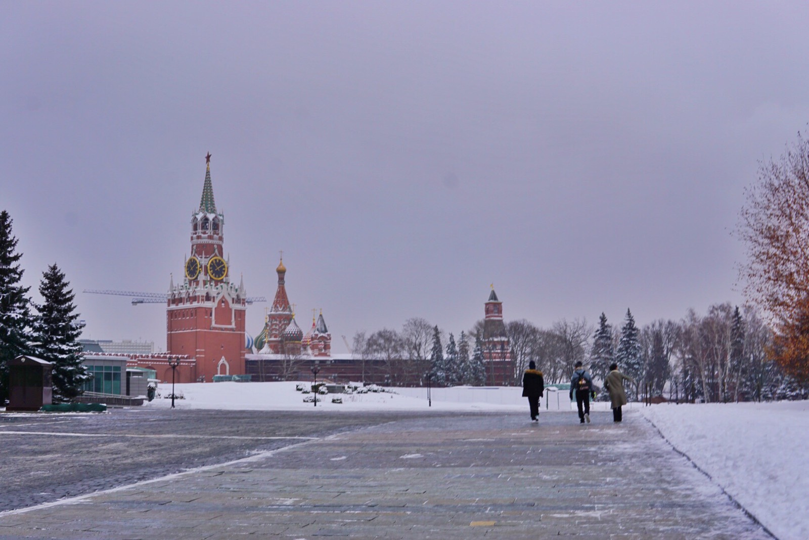 克里姆林宫是一组建筑群，占地很广，就在红场旁边。莫斯科的景点集中，所以