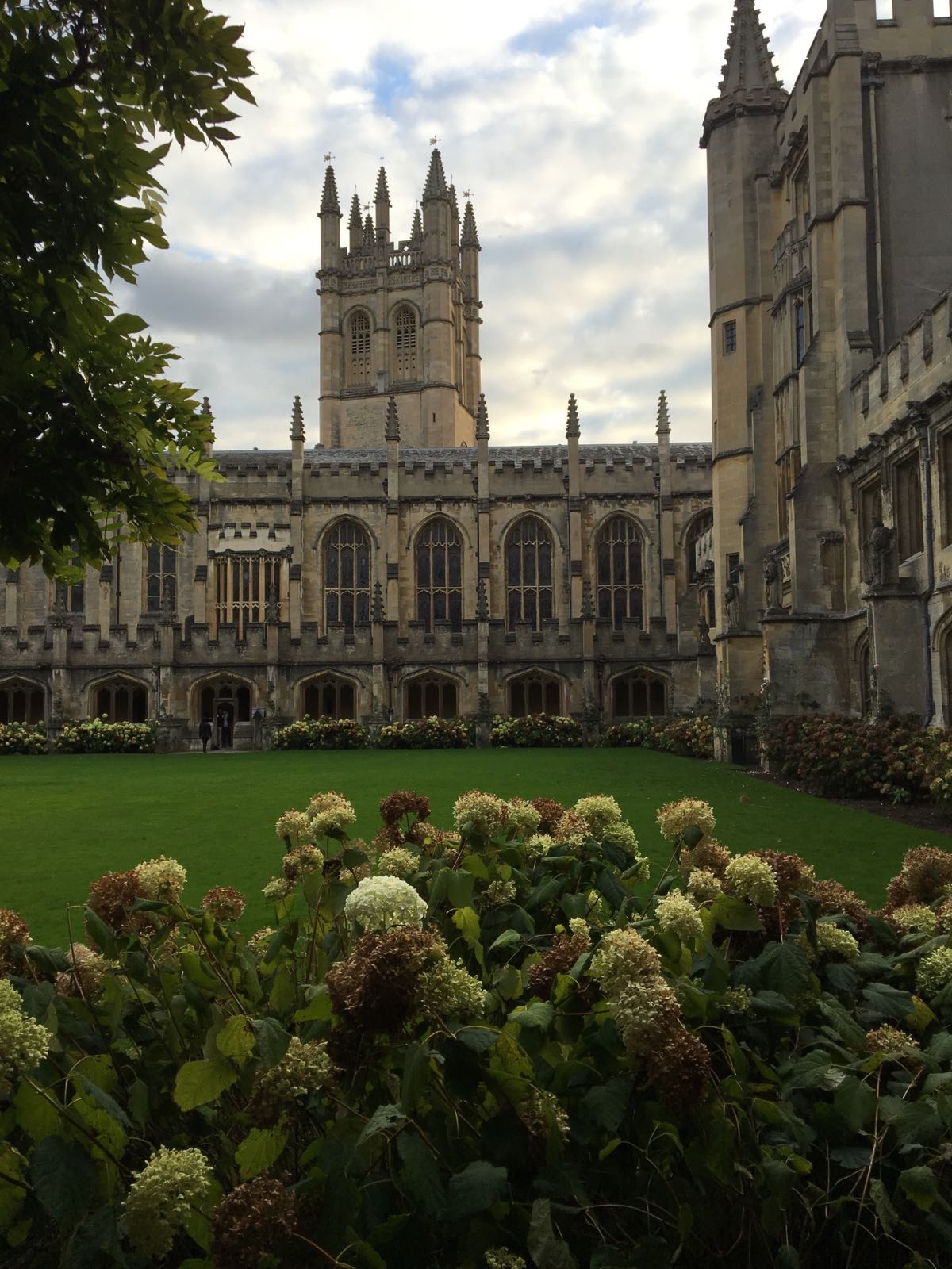 被称为牛津大学最美丽的学院，坐落在高街的东端，查韦尔河畔，背倚广阔的园