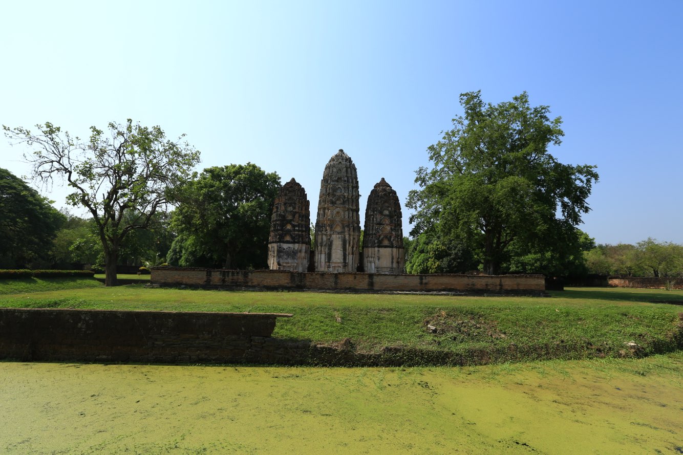 西沙瓦寺建于12世纪和13世纪，寺外有一条护城河，寺内有三座高棉风格的
