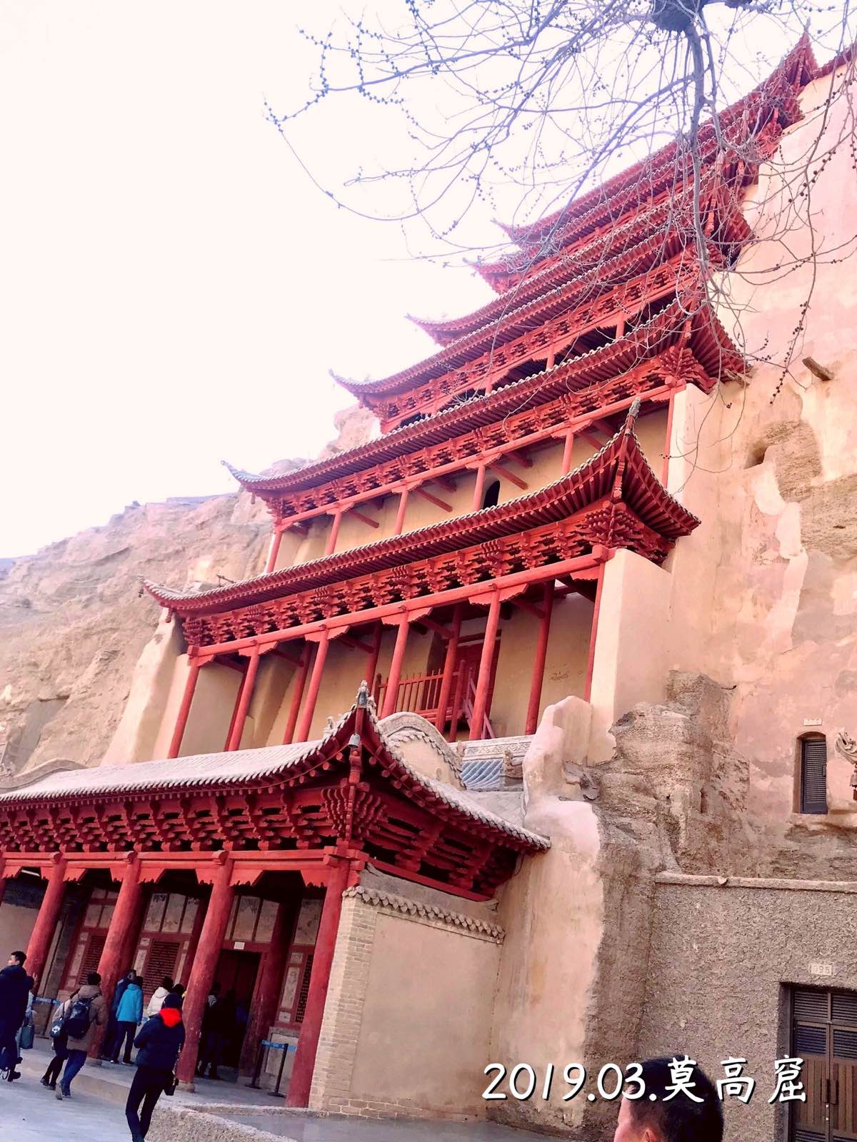 莫高窟原来是世界文化遗产啊，邵逸夫捐款给翻新安的防盗门。