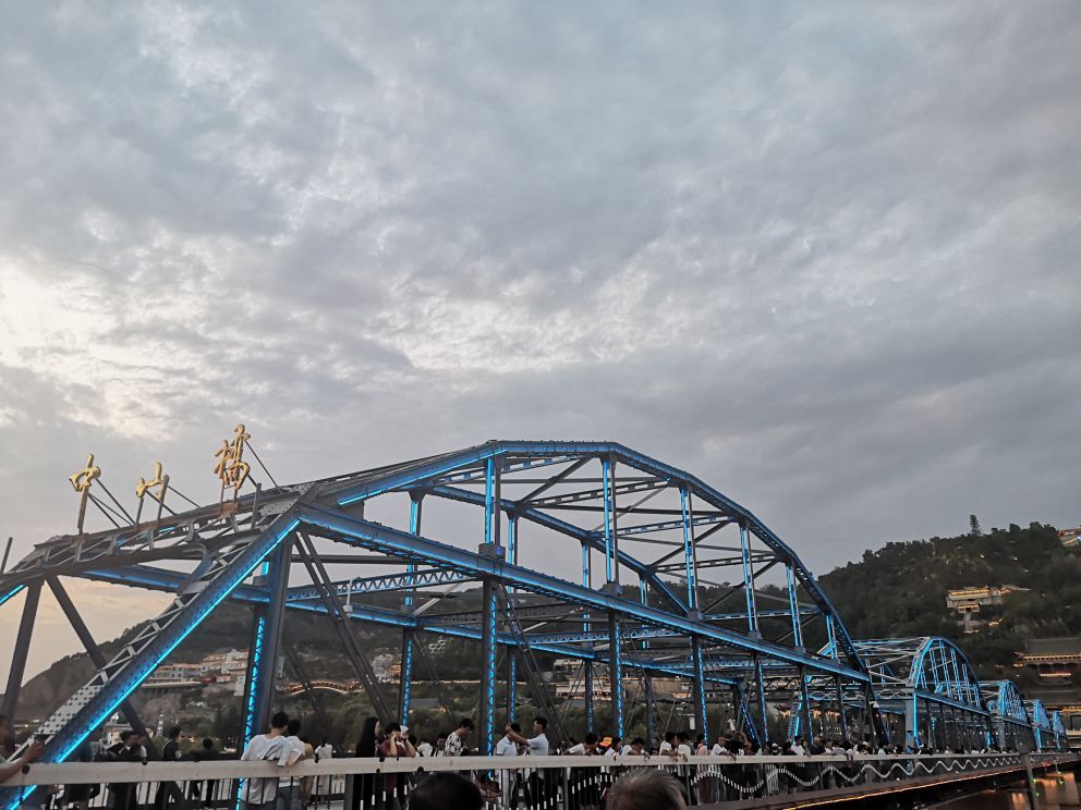 黄河第一桥，百年中山桥。络绎不绝的人来人往，坚固耐用的悠悠铁桥。在桥上
