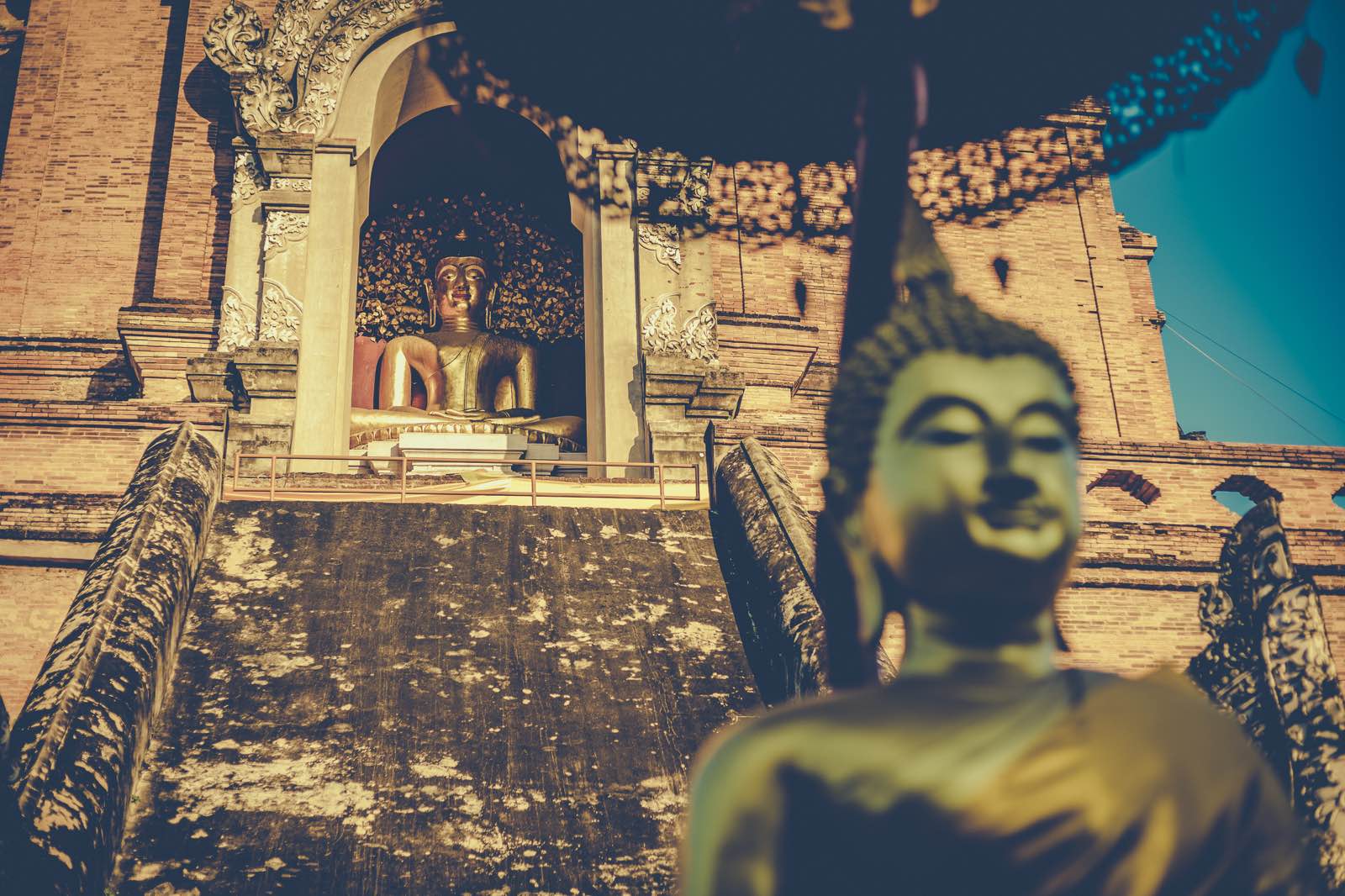 放下行李就进了古城，慢慢溜达到契迪龙寺，这是清迈市内最著名的寺庙之一，