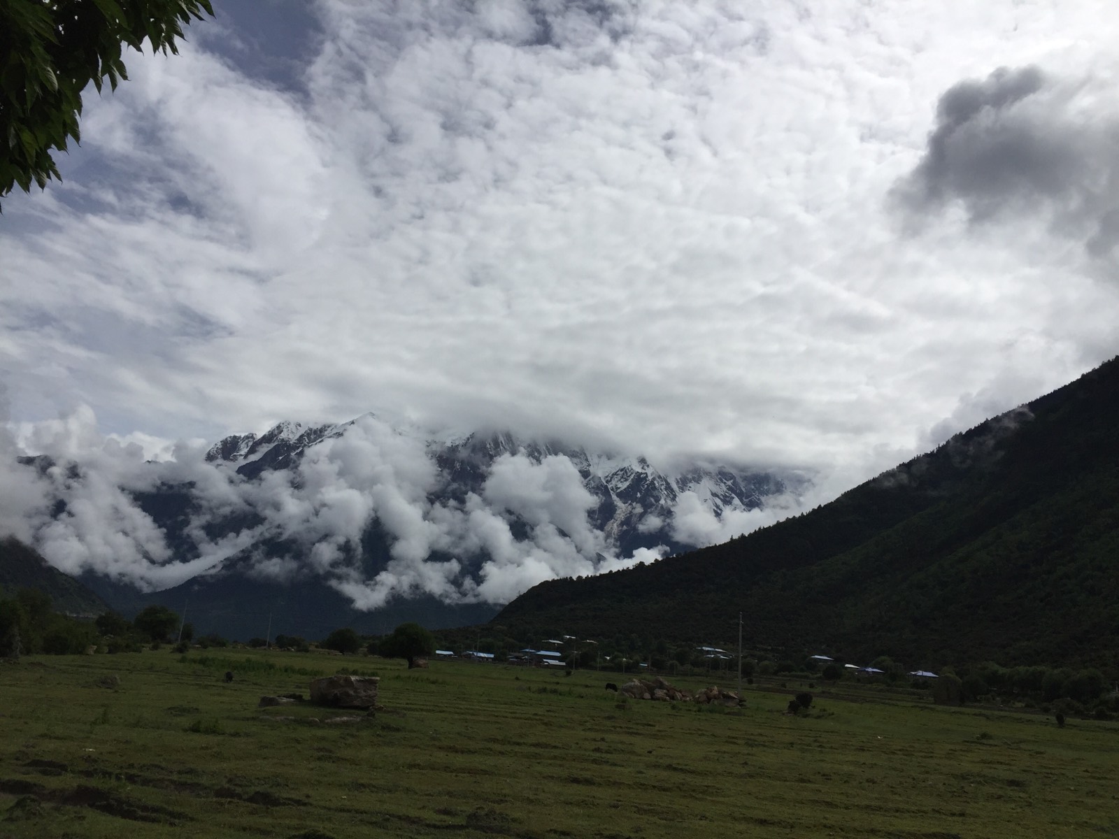 南迦巴瓦峰是林芝地区最高的山峰，海拔7782米。南迦巴瓦是藏语，意为：