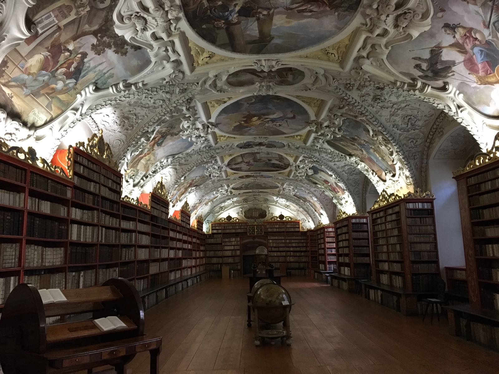 从布拉格城堡步行过去，这个号称世界最美的图书馆确实让人赞叹。参观需要门