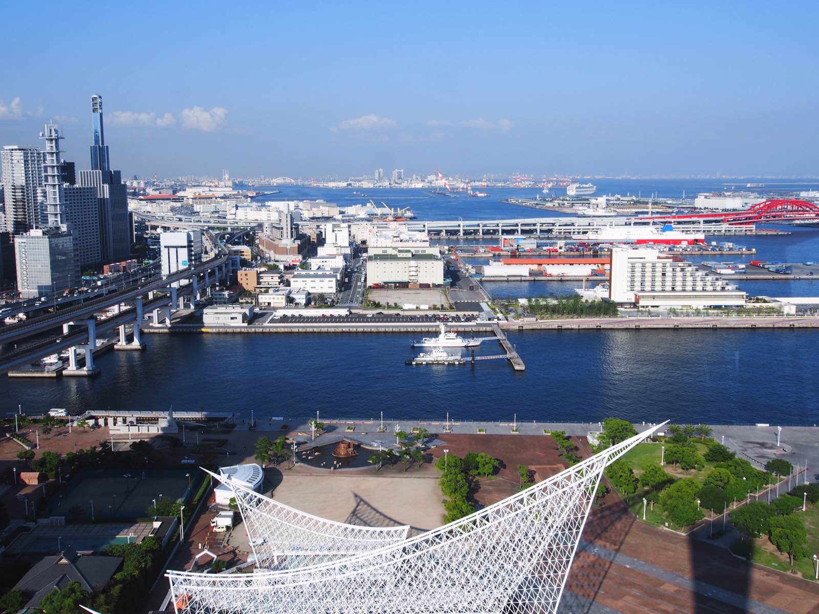 天气晴好，海景无敌。神户塔可以观景，看看这片海域，船舶和拥挤的城市。在