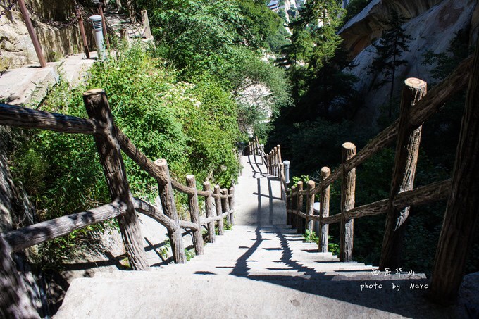 从智取华山路开始爬 没有想象中那么轻松 主要是阶梯太多了 膝盖受不了