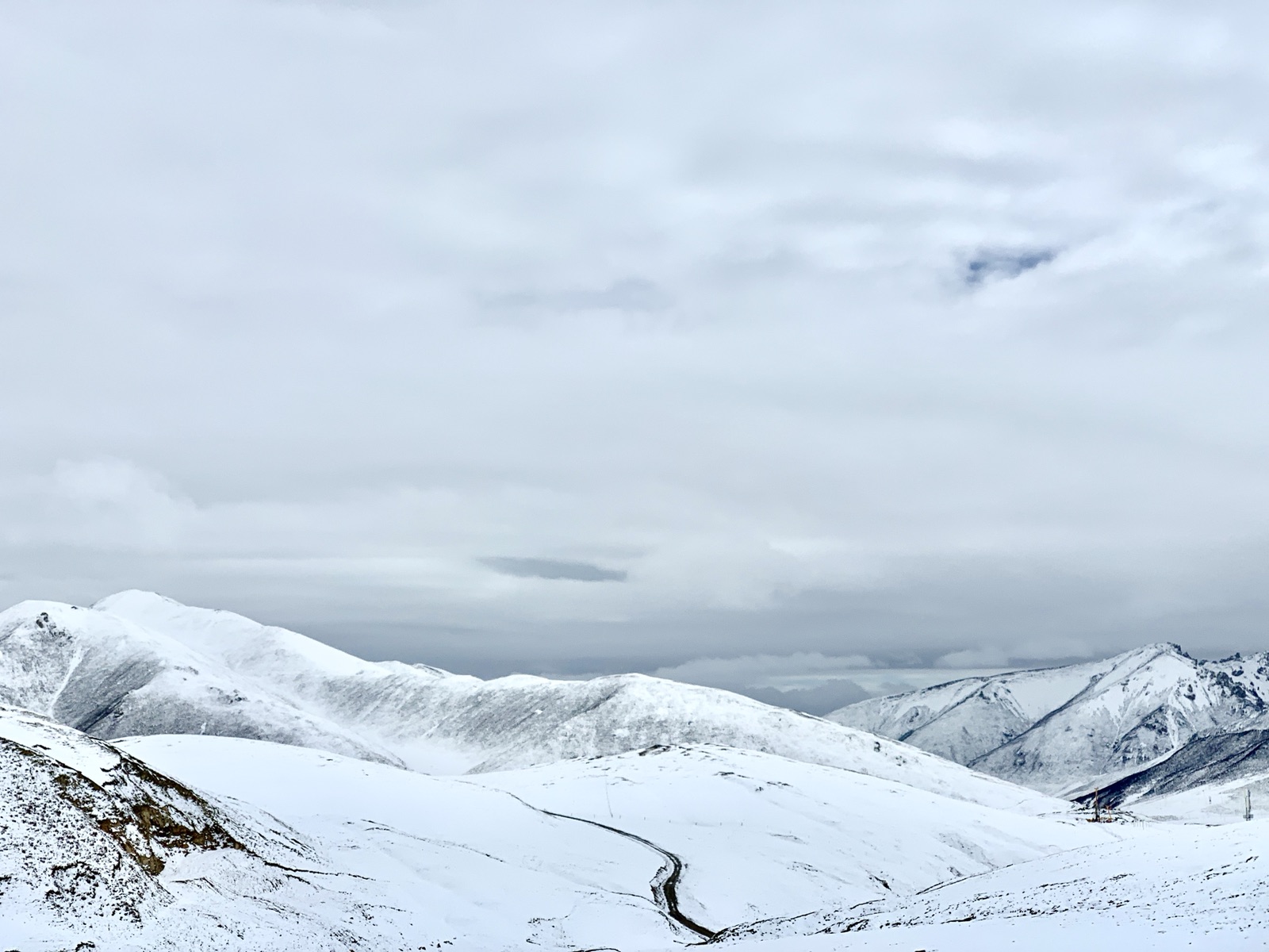 岗什卡雪峰位于青海省门源回族自治县境内，海拔5254.5米，是祁连山脉