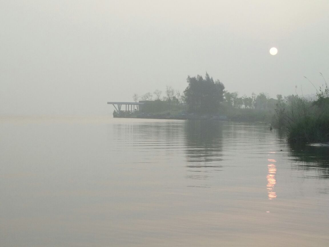 上海浦东最东，滴水湖。还是非常美丽的，安静的（虽然一直会有飞机飞飞飞…