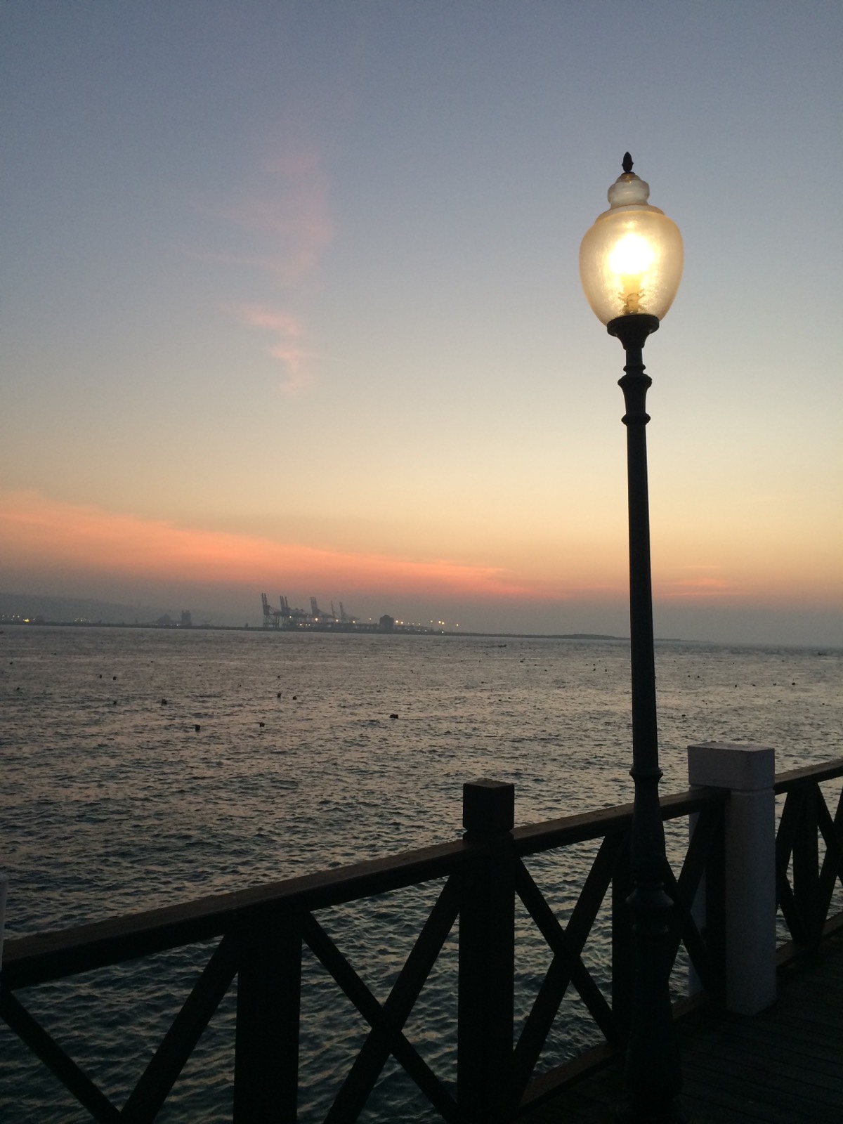 在最后时刻赶上了码头的日落。不过短短几分钟的景象，我却好像站在那看了几