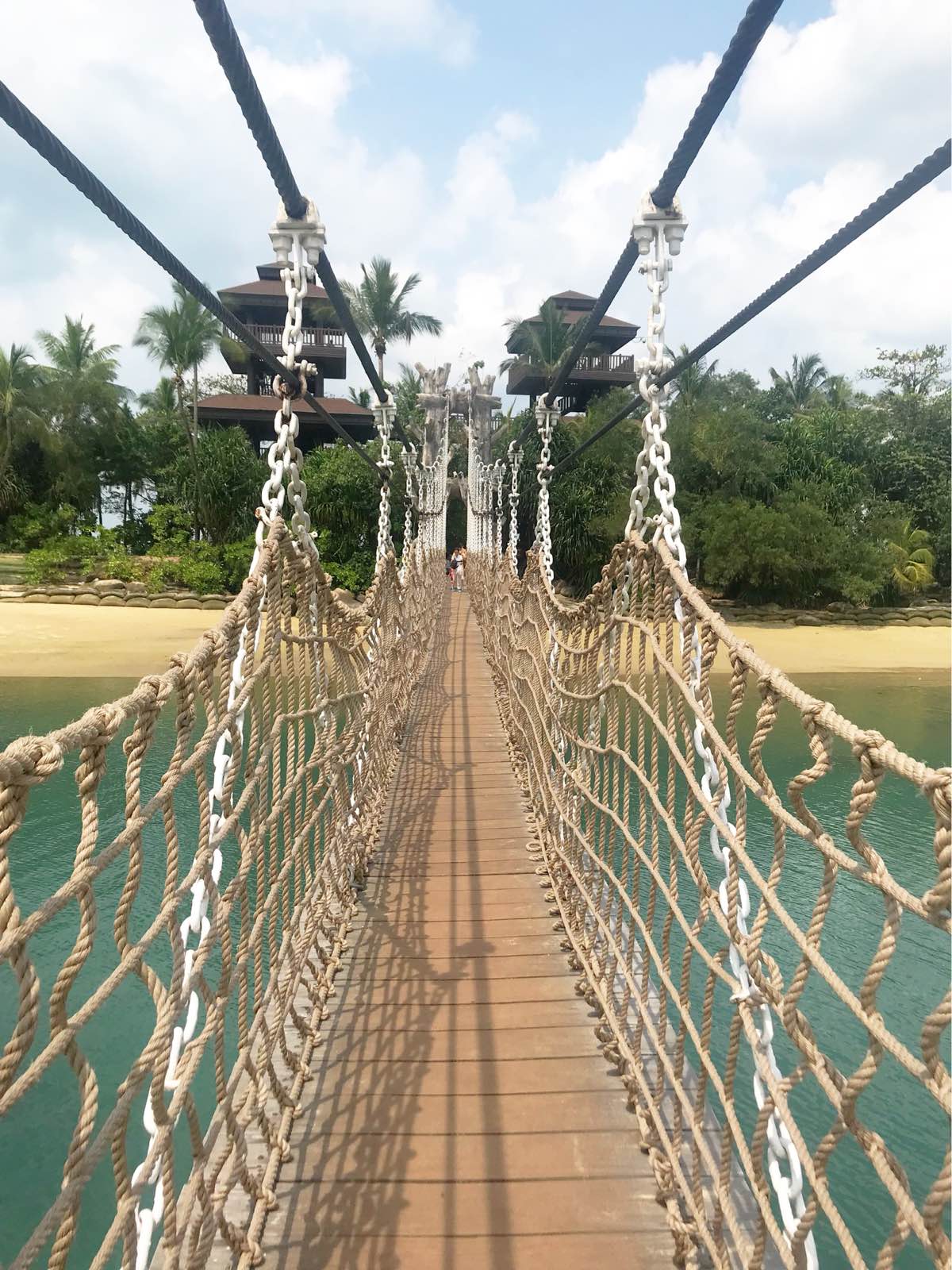 亚洲最南端，风景宜人海风飒爽，大概要晒脱了一层皮，路遇好多在吊桥摆拍的