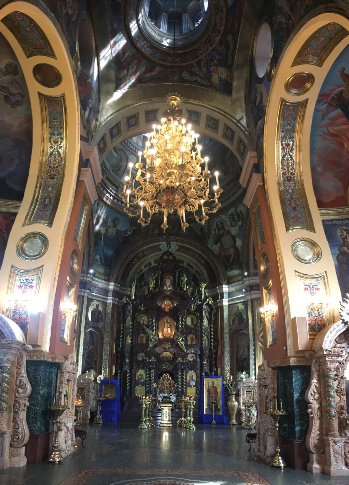 远远的就听见教堂的歌声 教堂色彩鲜艳 雕塑精致 装潢壮观 是西伯利亚最