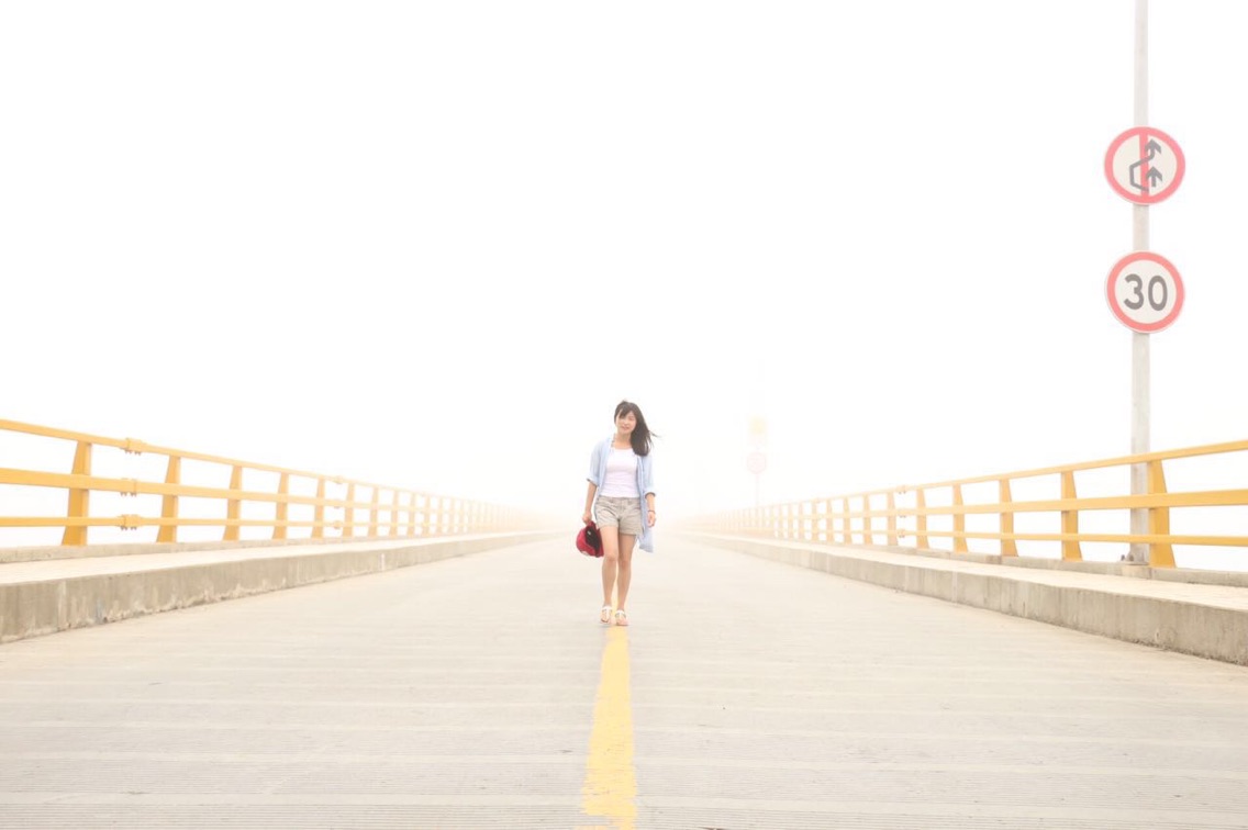 大雾天的三礁江大桥 仿佛是通向天堂的路