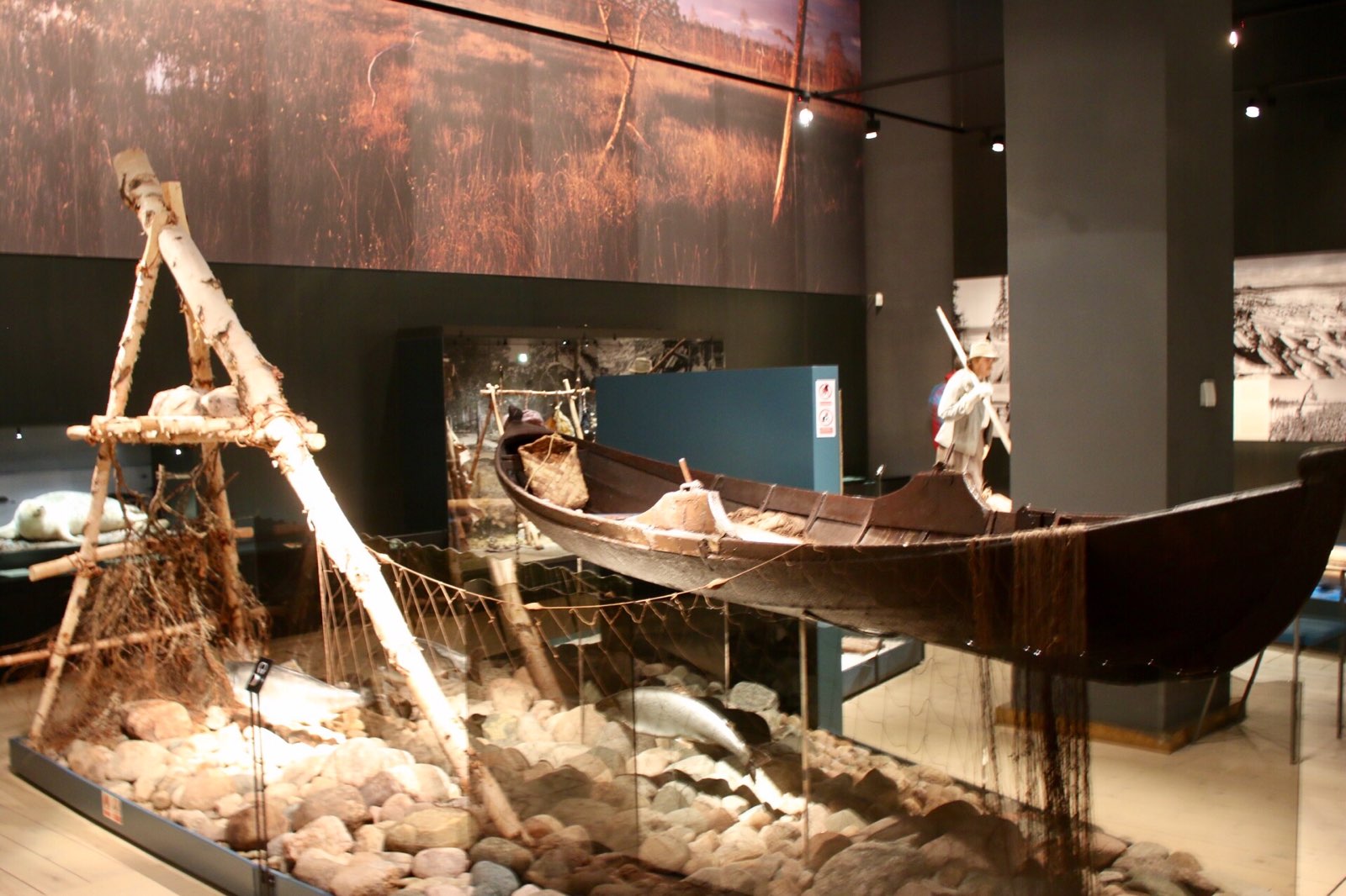 极地博物馆。介绍拉普兰地区的饮食，生活，环境变化，介绍极光的成因以及它
