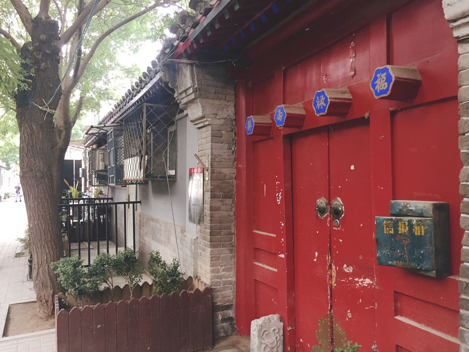 算是比较安静的一条北京胡同，很多民房能唤起小时候的记忆。走出头就到了南