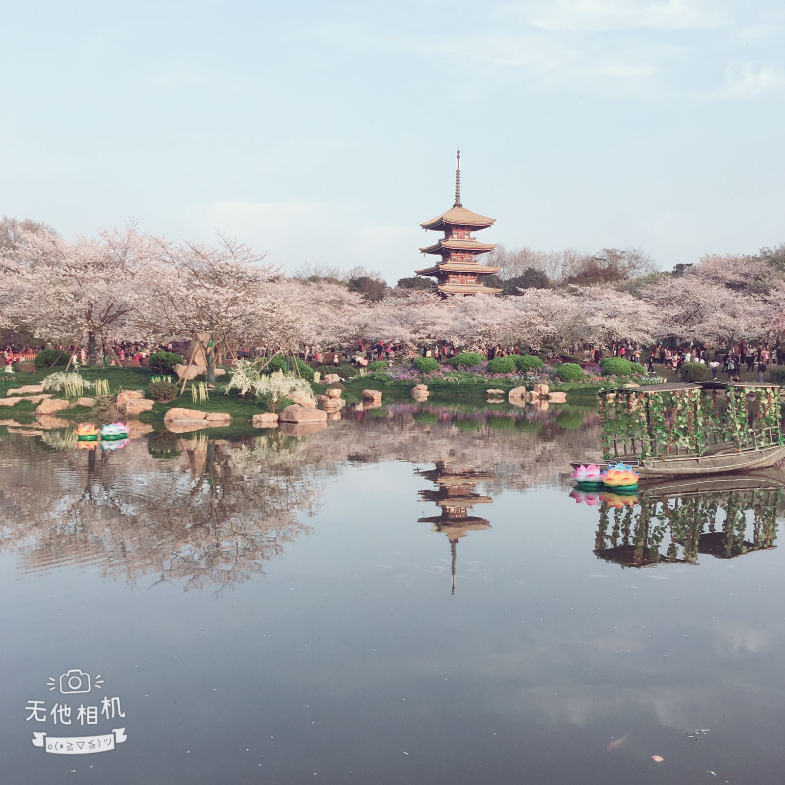 有点像日本的清水寺，樱花很美，就是去的时候人很多。