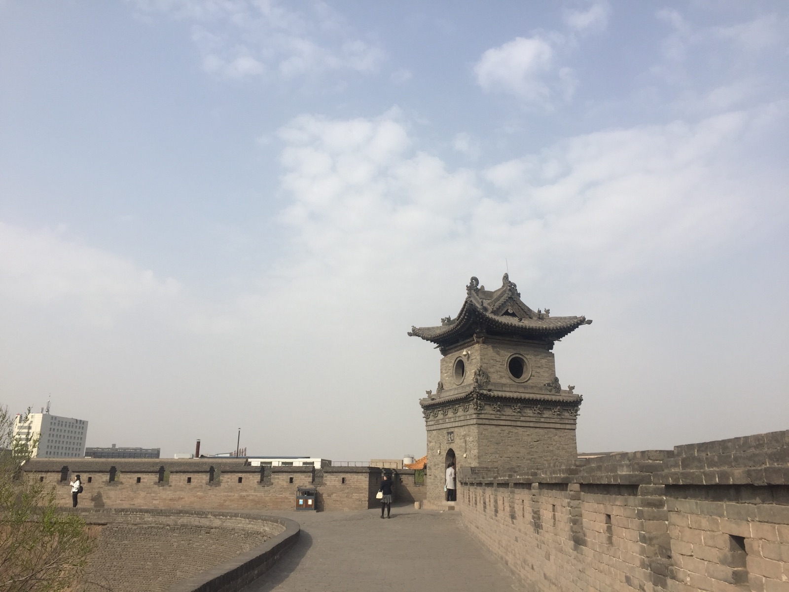 相比于西安城墙的雄伟，平遥古城可以说是袖珍而不失气度。和官家所修的西安