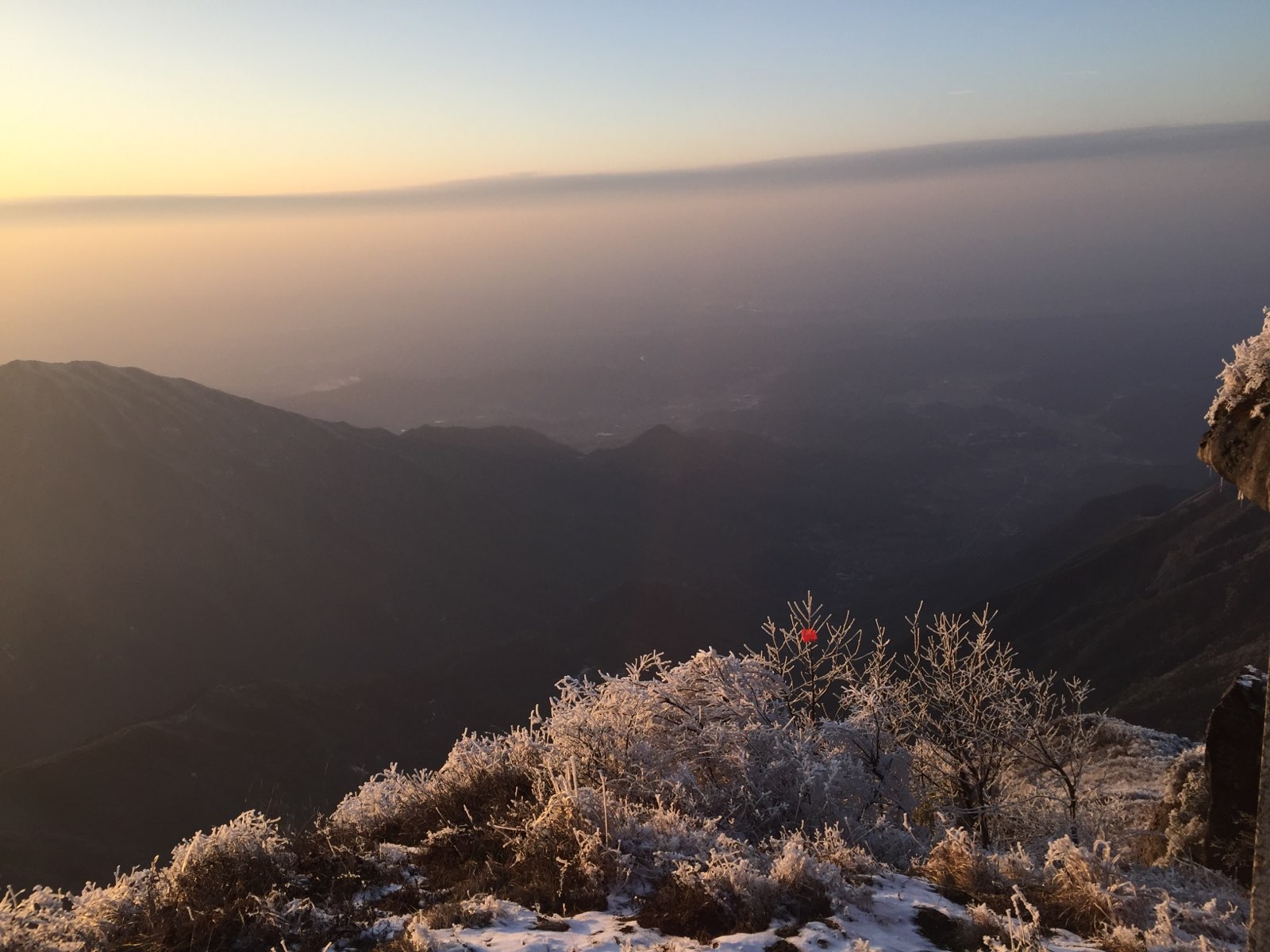 南岳衡山的雾凇，果然是美丽绝伦。置身其中，让人忘记了寒冷，不忍离去！