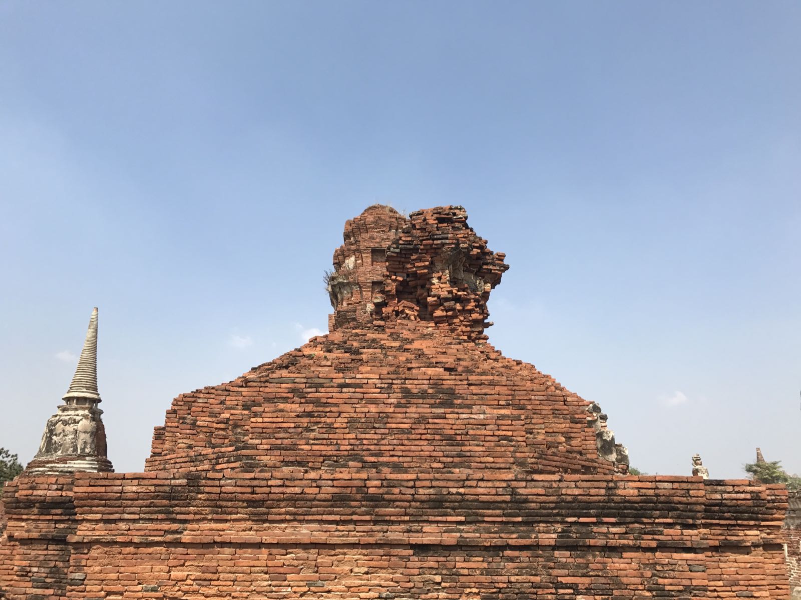 --玛哈泰寺(大城)，是大城最早建成的高棉式佛塔之一，不过现在只剩下底