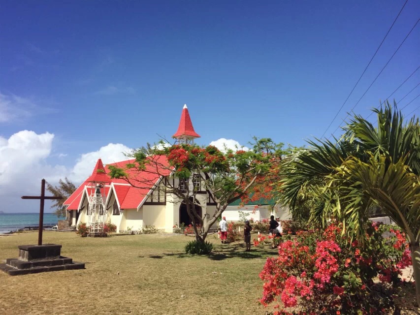 法国人建造的红顶教堂（圣母院）是到毛里求斯的必游地，除了其招牌亮点红色