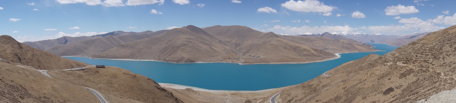 山顶上看羊湖更壮观！碰巧老天爷赏面，羊湖像一条蓝色的地毯静静地流淌。但