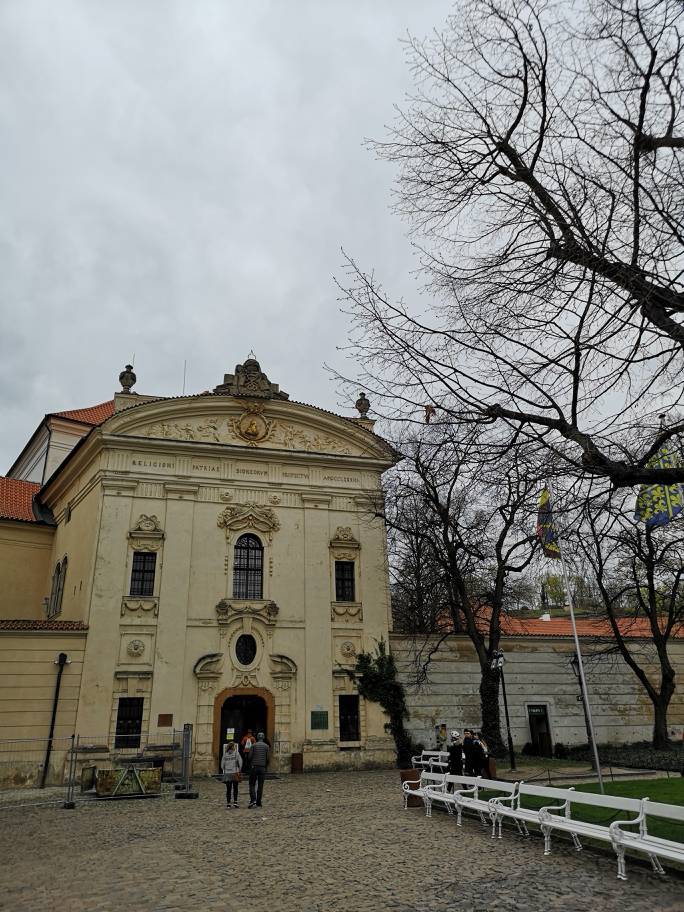 作为捷克境内最富有的修道院，斯特拉霍夫修道院有两座图书馆，这里最出名的