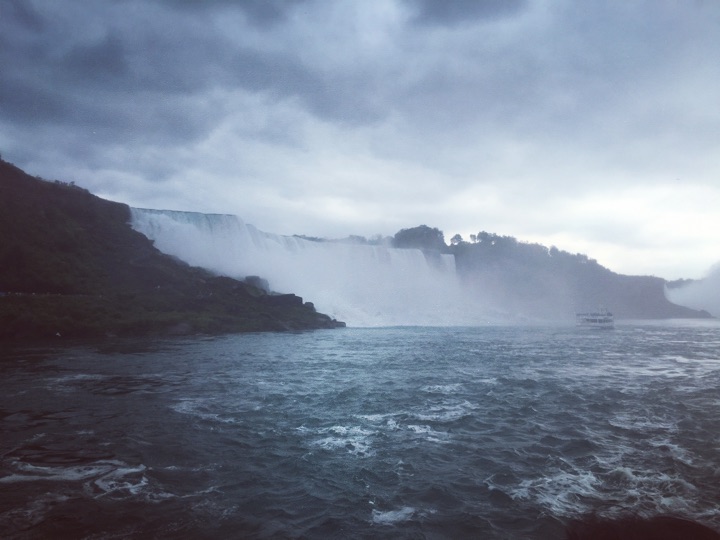 尼亚加拉大瀑布是世界第一大跨国瀑布，非常壮观，建议有时间一定要安排来看