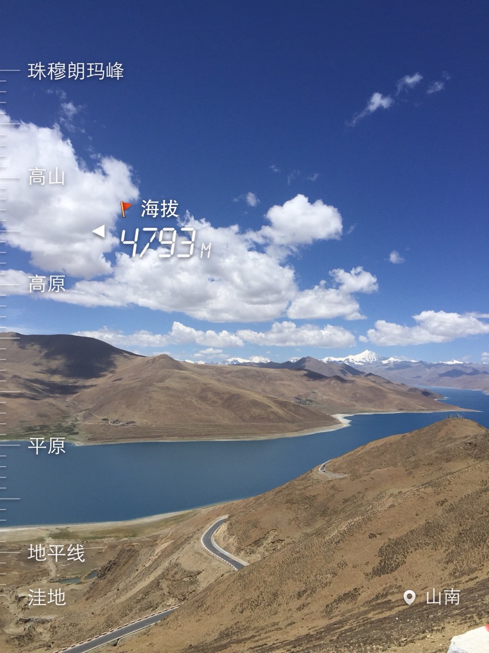 羊卓雍措（YamdrokTso），简称羊湖，藏语意为“碧玉湖”，是西藏