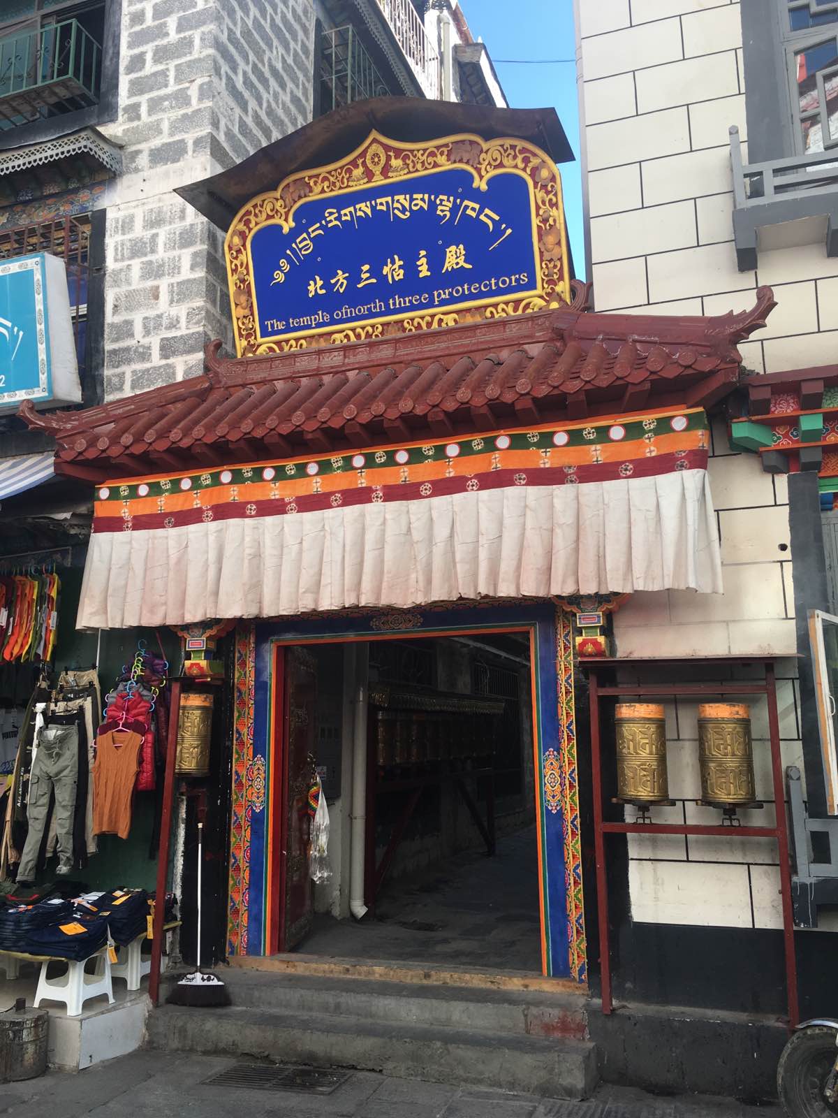 闲逛，路过一家不知名茶馆，里头都是藏族朋友，隔壁桌的藏族老婆婆看着我们