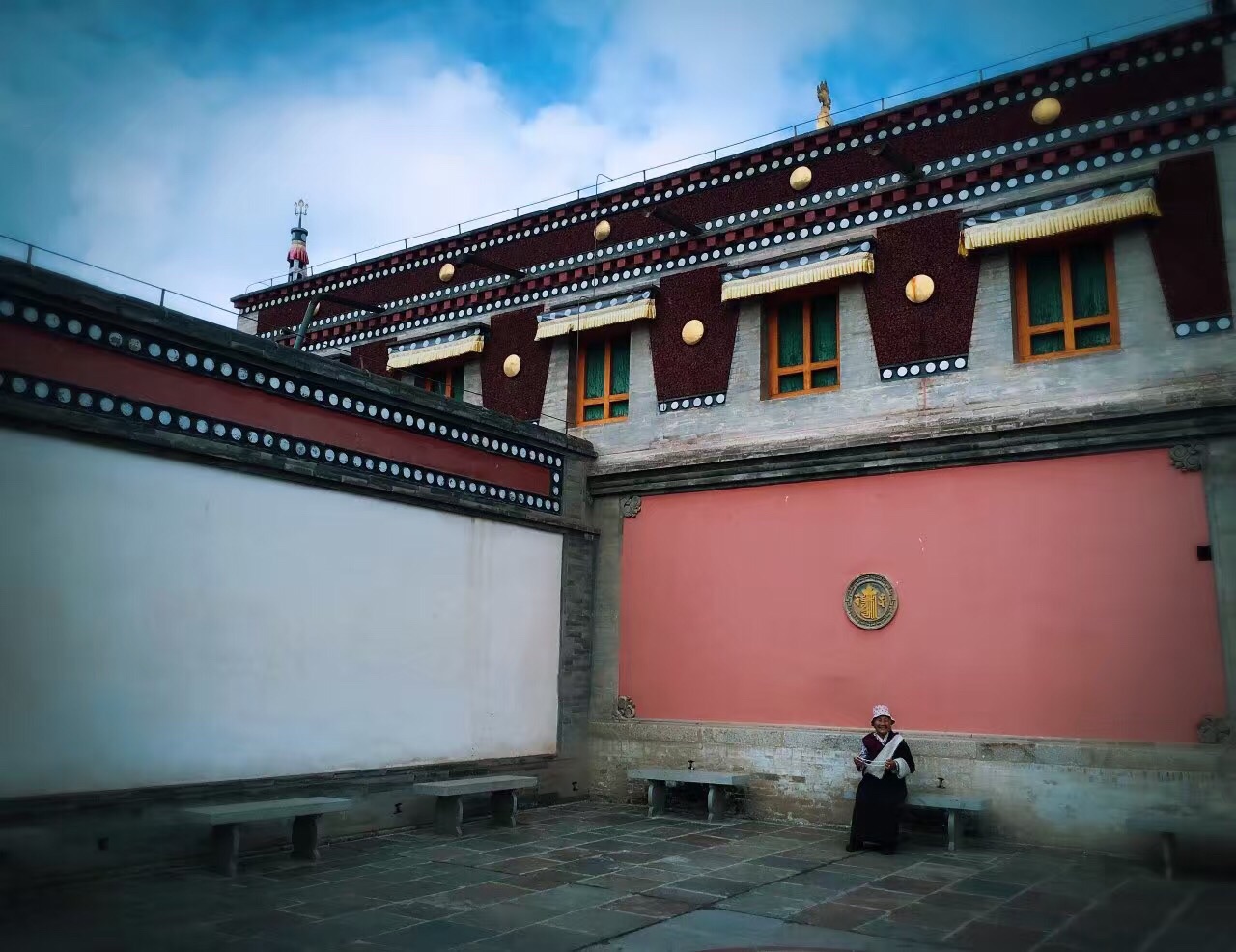 塔尔寺位于西宁湟中县，已有400多年历史，是藏传佛教格鲁派（黄教）最重