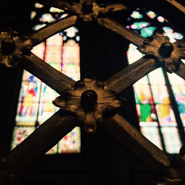哥特式教堂代表之一，美轮美奂的尖顶，彩色琉璃。可能晚上会有吸血鬼跑出来