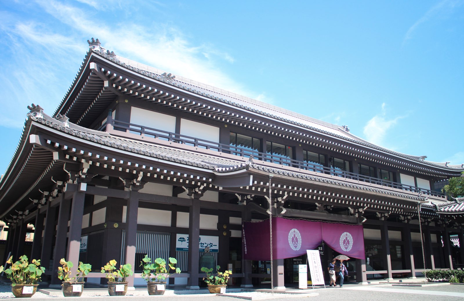 离开伏见稻荷大社便去了本愿寺。本愿寺位于京都的大型寺庙，这边可以体验到
