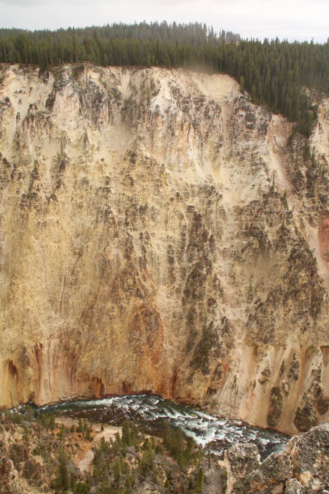 黄石比较有名，就在于，一个公园里面包含了各种地质地貌，有瀑布，有峡谷，