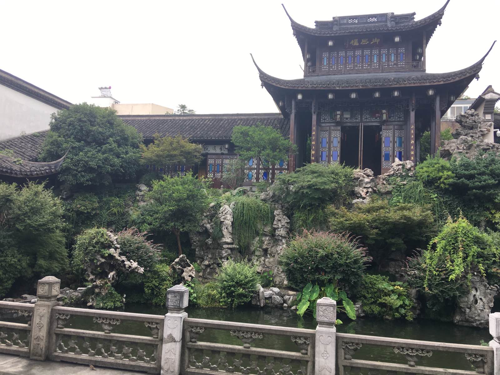 杭州去了N次了，胡雪岩故居还是第一次来，真的很不错的景点，故居占地70