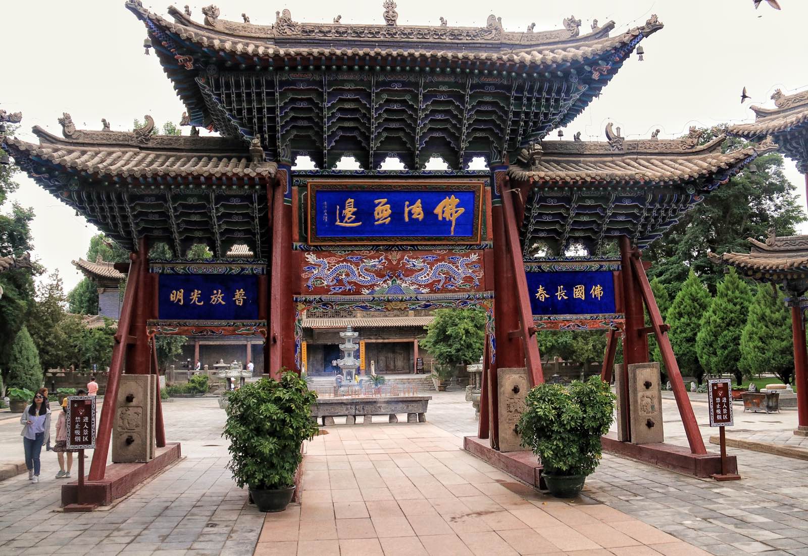 大佛寺离定的酒店很近，应该算在张掖的市区。大佛寺中香火很盛，很多信佛者