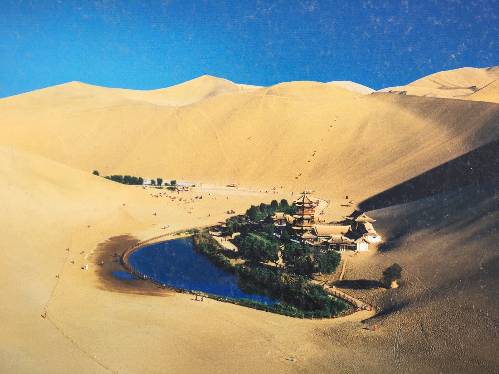 位于敦煌市区，交通方便，沙漠里独有的一处月牙形状的小水潭5A级景区，当